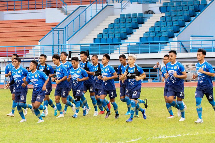 Para pemain Persib Bandung melakoni sesi latihan sore di Stadion Arcamanik, Kota Bandung, Senin (13/1/2020).  
