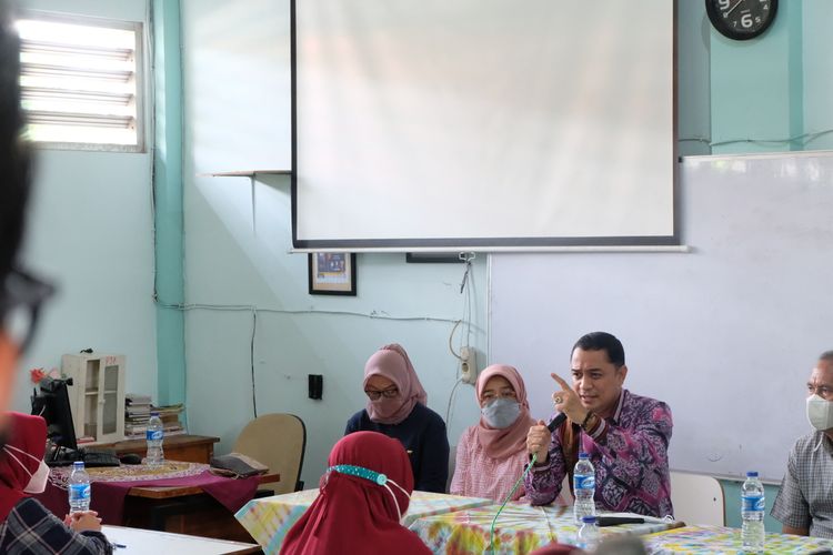 Wali Kota Surabaya Eri Cahyadi memberikan pengarahan kepada guru di SMPN 49 Surabaya usai salah satu guru di sekolah tersebut memukul siswa dan videonya beredar luas, Sabtu (29/1/2022).