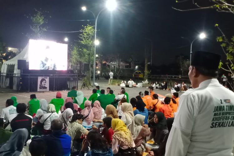 Pendukung paslon calon gubernur dan wakil gubernur Jawa Timur menyaksikan nobar debat perdana Pilkada Jatim di halaman Graha Unesa, Surabaya, Jawa Timur, Jumat (18/10/2024).