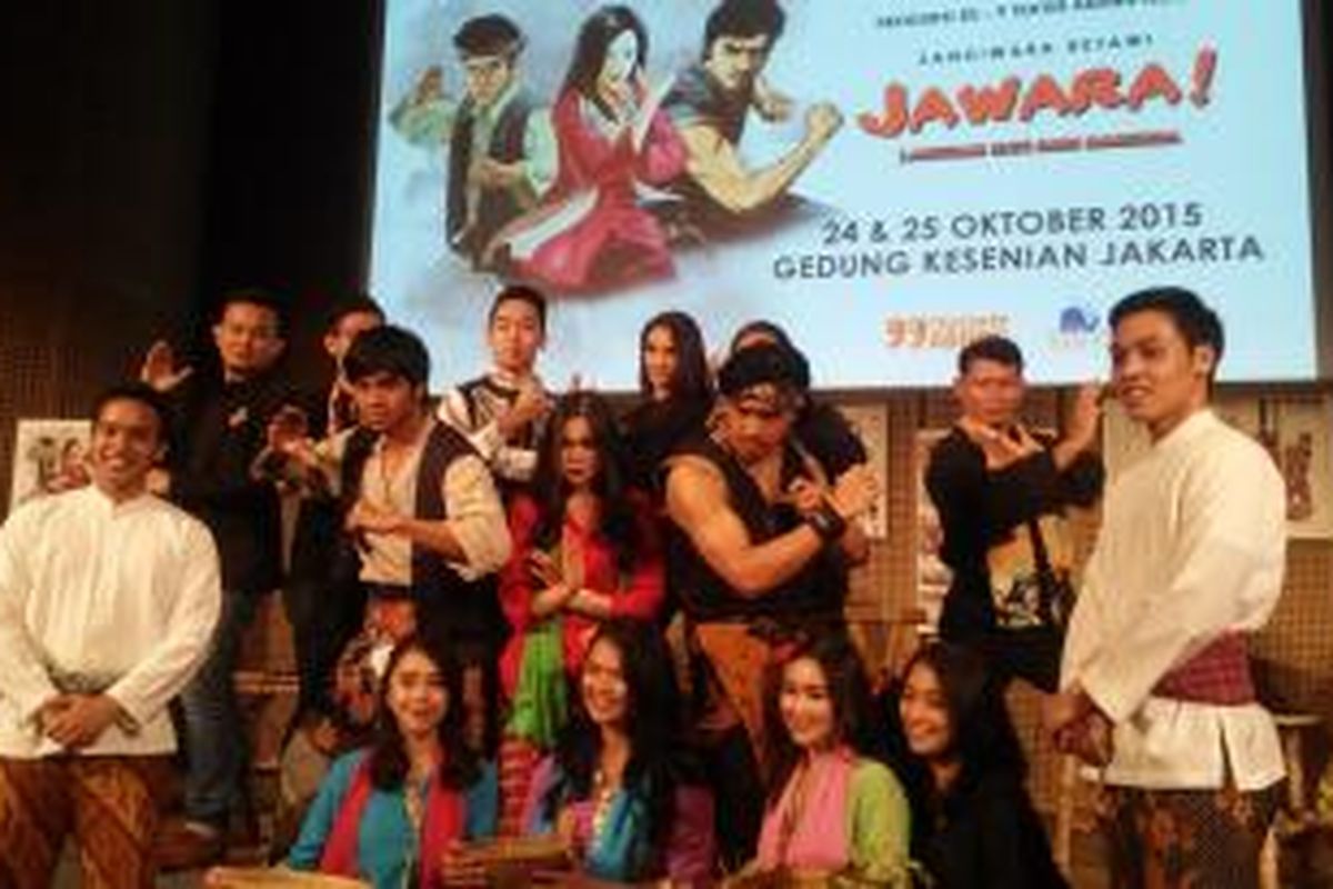Kelompok Teater Abang None Jakarta diabadikan usai konferensi pers sandiwara Betawi berjudul Jawara: Langgam Hati dari Marunda di Galeri Indonesia Kaya, Jakarta Pusat, Kamis (15/10/2015) sore.