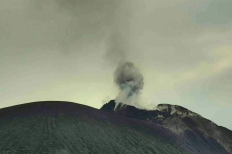 Foto: Gunung Ile Lewotolok di Kabupaten Lembata, NTT, meletus, Jumat (31/3/2023).