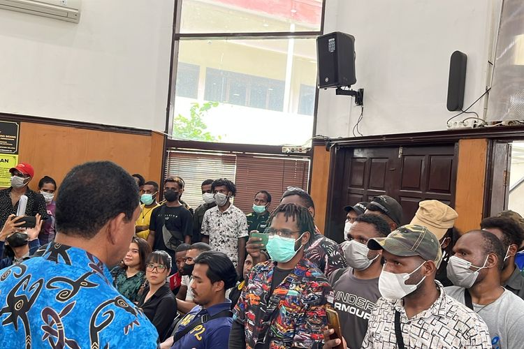 Pendukung Gubernur nonaktif Papua Lukas Enembe memenuhi Ruang Sidang Utama Pengadilan Negeri (PN) Jakarta Selatan menjelang putusan gugatan praperadilan, Rabu (3/5/2023) siang.
