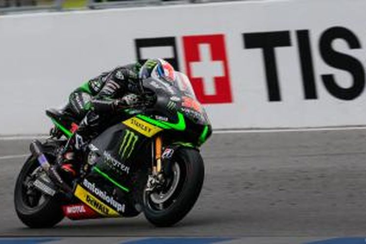 Pebalap Yamaha Tech3, Bradley Smith, memacu motornya pada balapan GP Australia di Sirkuit Phillip Island, Minggu (19/10/2014).