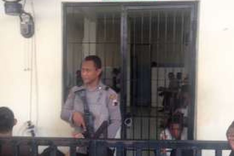 Polisi bersenjata lengkap menjaga ruang tahanan di Pengadilan Negeri Semarang, Selasa (8/11/2016)