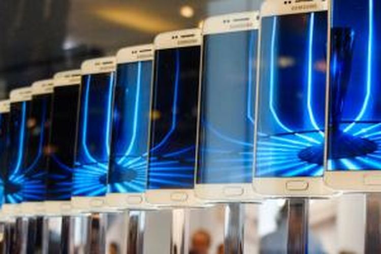 Samsung Galaxy S6 Edge sedang dipamerkan dalam Samsung Unpacked 2015 yang digelar sehari sebelum Mobile World Congress 2015 di Barcelona, Spanyol.