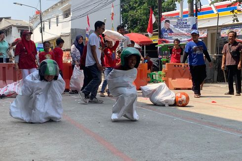 Kemeriahan Lomba HUT Ke-78 RI di Cipinang Melayu, Balap Karung Pakai Helm Ojol