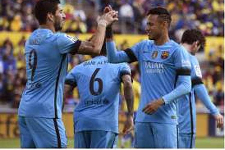 Penyerang Barcelona asal Uruguay, Luis Suarez (kiri), melakukan selebrasi bersama rekannya, Neymar, setelah mencetak gol ke gawang Las Palmas pada lanjutan pertandingan La Liga di Stadion Gran Canaria, Las Palmas, Sabtu (20/2/2016).