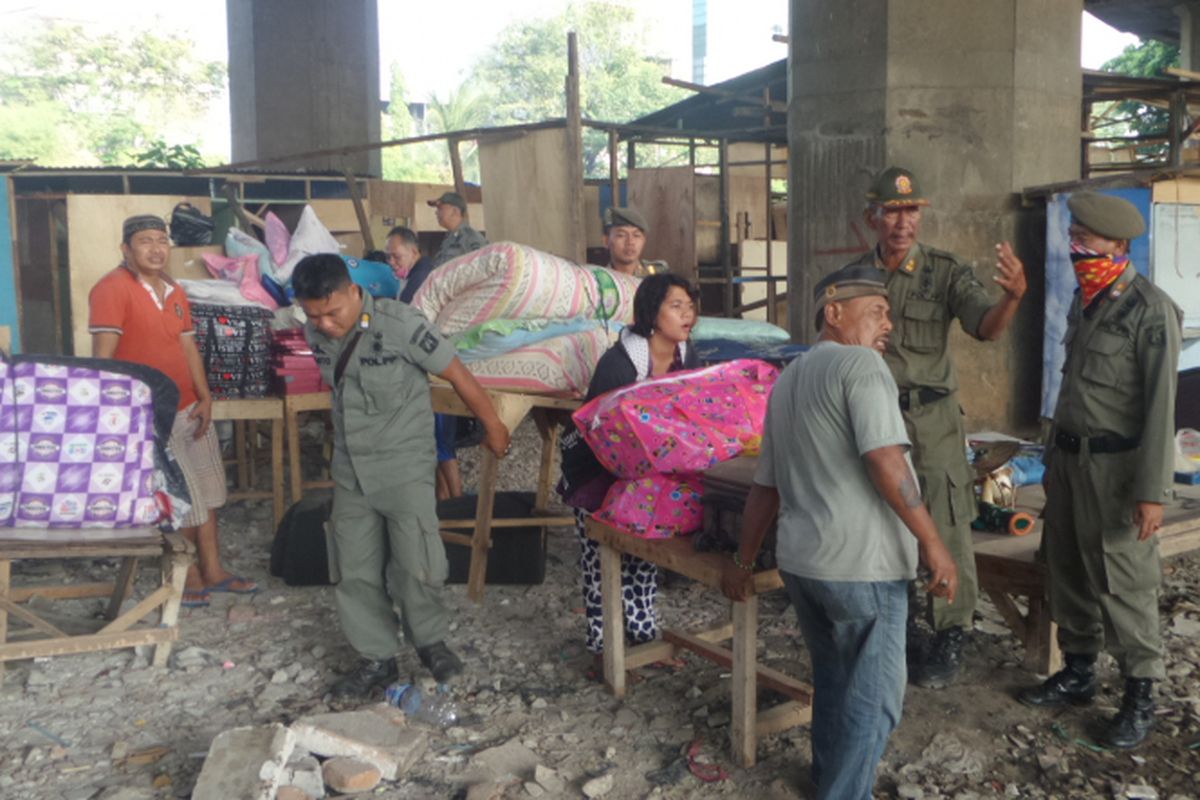 Pemkot Jakarta Utara bekerjasama dengan petugas kepolisian dan TNI melakukan pembongkaran bangunan semi permanen yang berada di kolong tol dekat RPTRA Kalijodo. Sebanyak 1.600 petugas gabungan dikerahkan dalam kegiatan tersebut, Rabu (14/6/2017)