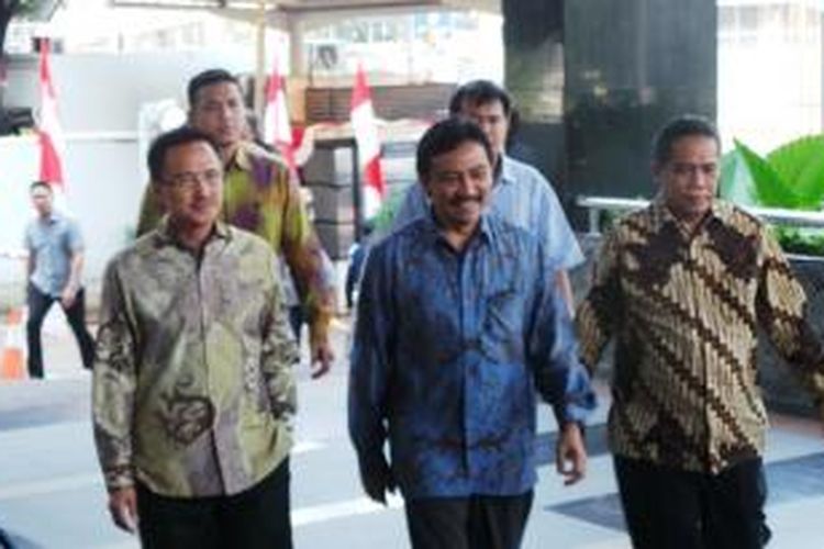 Mantan Menteri Pemuda dan Olahraga Andi Mallarangeng memenuhi panggilan KPK, Kamis (22/8/2013), untuk diperiksa sebagai saksi dalam kasus PON Riau. 