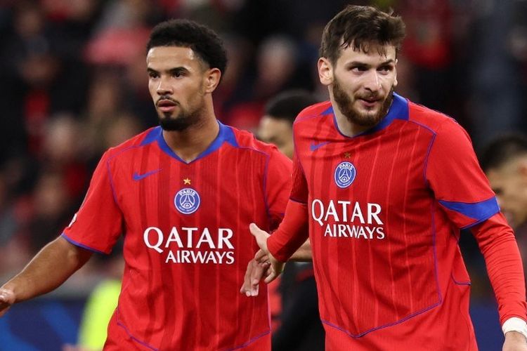 Penyerang Paris Saint-Germain, Khvicha Kvaratskhelia, merayakan gol bersama Warren Zaire-Emery pada laga Liga Champions antara Bayer 04 Leverkusen dan Paris Saint-Germain (PSG) di stadion BayArena di Leverkusen, Jerman pada 21 Oktober 2025.
