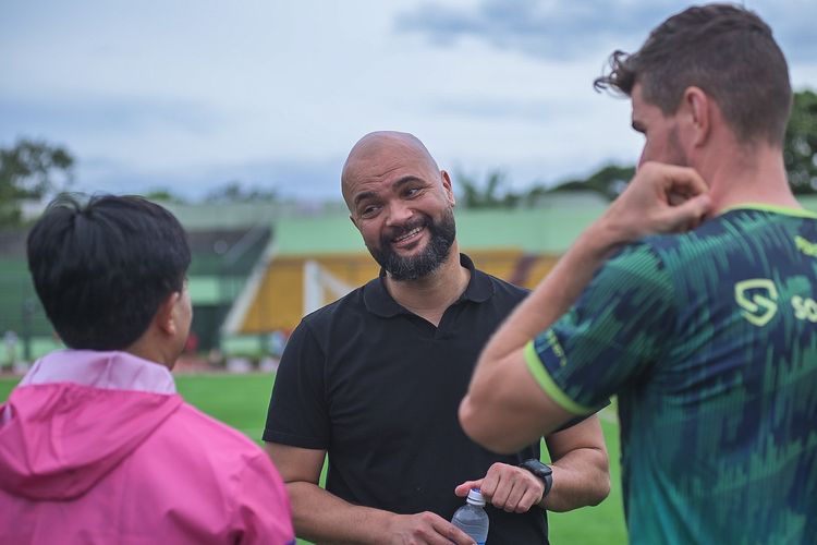 Penyerang Persib di musim 2013 Sergio van Dijka muncul di latihan Maung Bandung Rabu (8/2/2023) di Stadion Siliwangi dalam masa persiapannya jelang laga Bali United vs Persib, di Liga 1 2022-2023. 