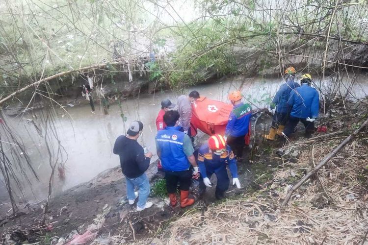 Polisi mengangkat mayat di Sungai Ciliwung, Kampung Parakan Kembang, Desa Pasir Jambu, Kecamatan Sukaraja, Kabupaten Bogor, Jawa Barat, Rabu (3/7/2024).