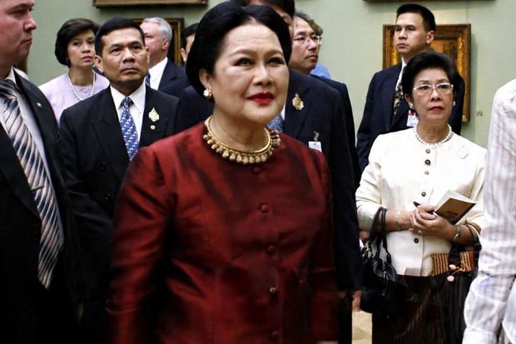 Ratu Sirikit wafat, dikenal sebagai ikon fashion, berikut 5 gaya busana sang Ratu Thailand yang ikonik.