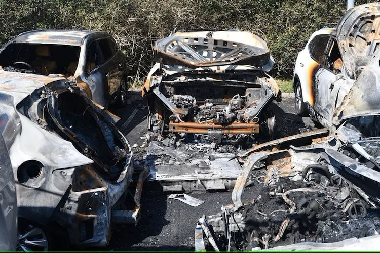 Ada lima mobil yang hancur terbakar di bandara Sydney pada Senin (11/9/2023) malam.