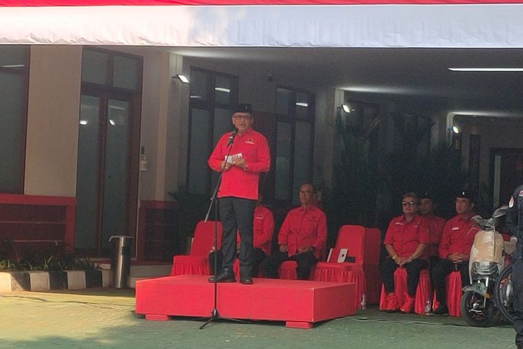 Sekretaris Jenderal PDI-P Hasto Kristiyanto saat berpidato dalam upacara peringatan Hari Ulang Tahun (HUT) ke-78 RI, di Sekolah Partai, Lenteng Agung, Jakarta Selatan, Kamis (17/8/2023) pagi.