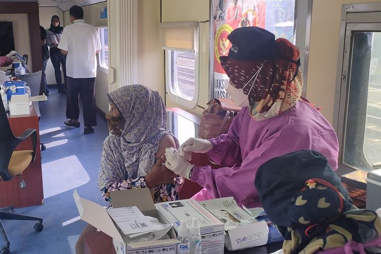 Warga menerima booster vaksin Pfizer di Kereta Api Rail Clinic di Stasiun Sentolo, Kapanewon Sentolo, Kabupaten Kulon Progo, Daerah Istimewa Yogyakarta. KA Rail Clinic melayani kesehatan di masyarakat sekitar stasiun.