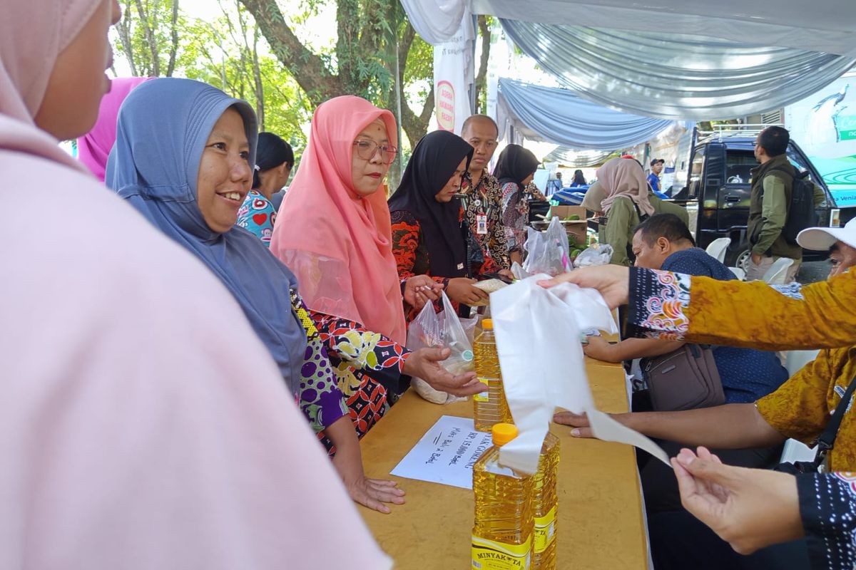 Emak-emak di Lumajang antre pasar murah, Kamis (13/2/2025)