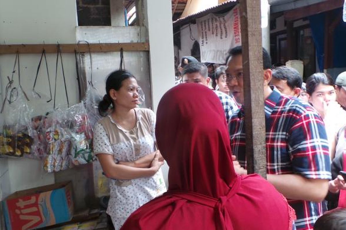 Calon gubernur DKI Jakarta Basuki Tjahaja Purnama atau Ahok melobi warga yang menetap di bantaran Kali Pesanggrahan untuk dapat direlokasi ke rumah susun, di Ulujami, Jakarta Selatan, Kamis (26/1/2017).