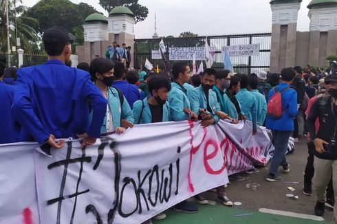 Massa Aksi di Depan Gedung DPR Ricuh Setelah Ditinggal Kapolri dan 3 Wakil Rakyat