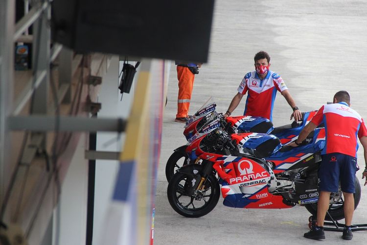 Mekanik Pramac Racing sedang mengecek motor bernomor 89 miliki Jorge Martin menjelang sesi warm up MotoGP Mandalika, Minggu (20/3/2022) pagi WITA.