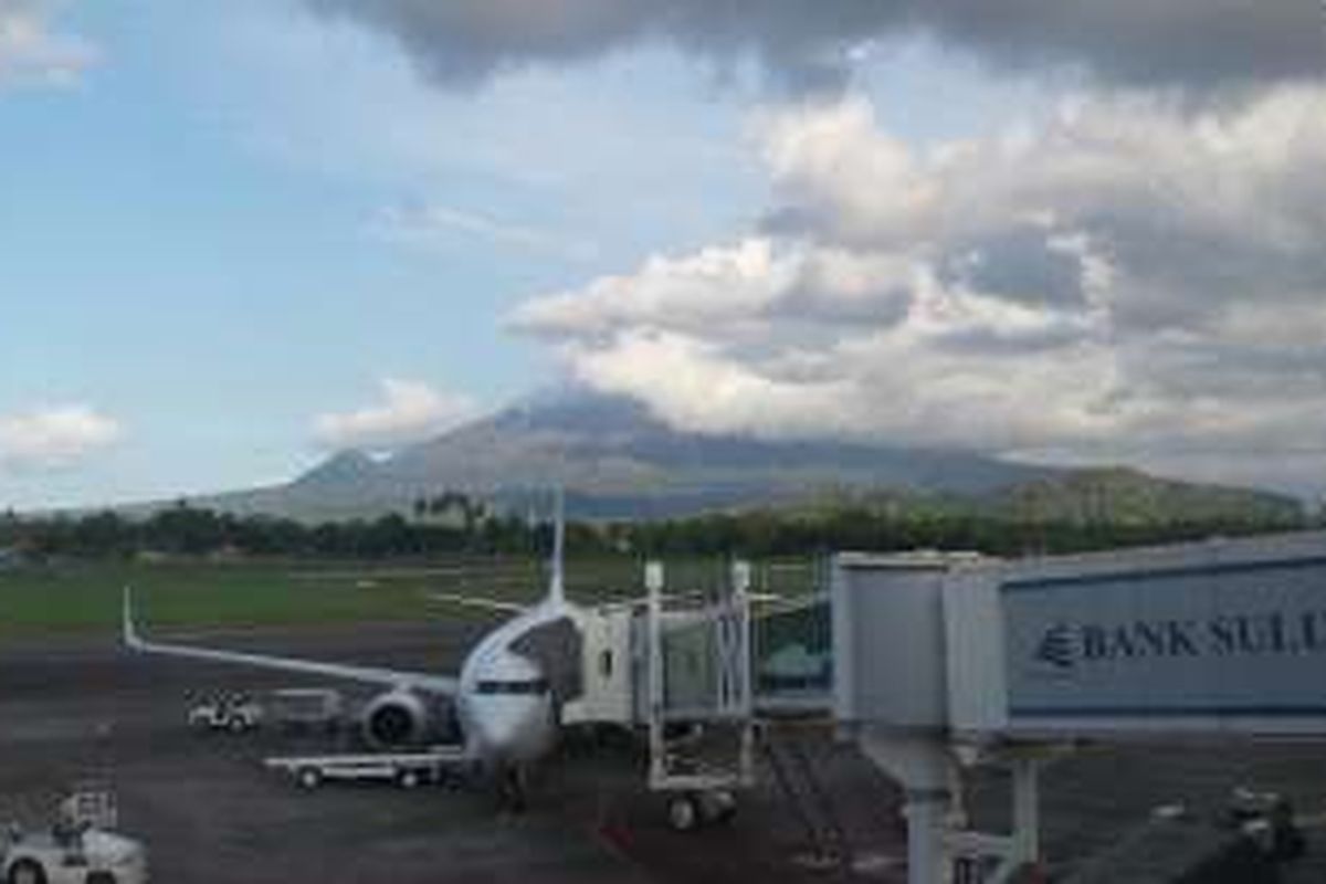 Pesawat Boeing 737-800 NG milik Garuda Indonesia di Bandara Internasional Sam Ratulangi, Manado, Sulawesi Utara.