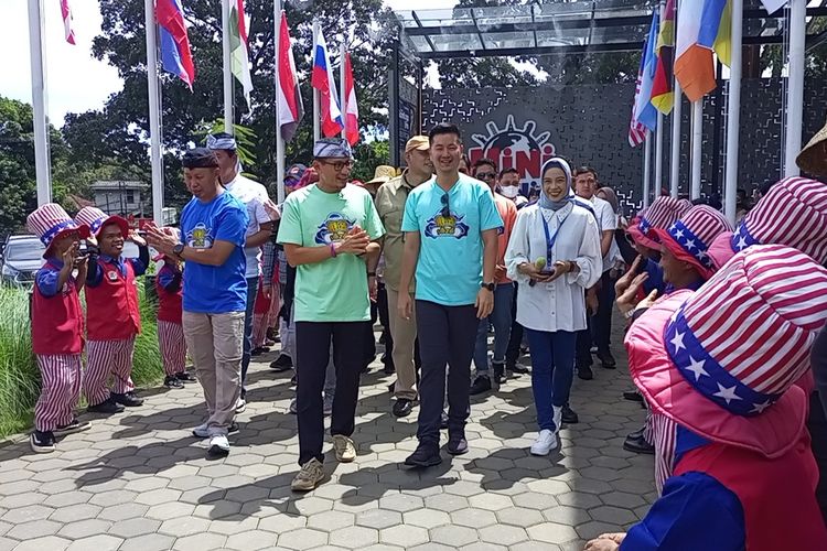Menteri Pariwisata dan Ekonomi Kreatif (Menparekraf) Sandiaga Uno, mengunjungi tempat wisata Minimania, Puncak, Bogor, Jawa Barat, Senin (8/4/2024).