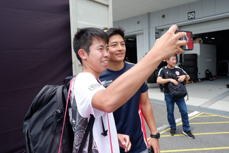 Rio Haryanto saat melayani permintaan foto dari fan di Jepang usai seri ketiga Blancpain GT World Challenge Asia 2019 di Sirkuit Suzuka, Jepang, Minggu (23/6/2019).