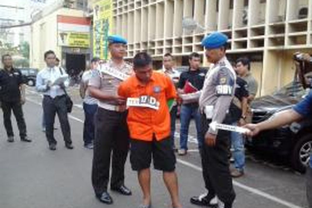 Tersangka Pembunuhan Ade Sara Angelina Suroto (19), Assyifa Ramadhani, Menggunakan Pakaian Tahanan Berwarna Oranye Dalam Adegan Rekonstruksi Pembunuhan di Mapolda Metro Jaya, Kamis (3/4/2014)