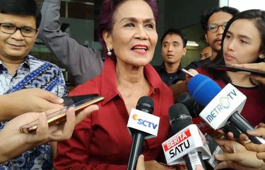 Komisi Pemberantasan Korupsi (KPK) telah memanggil mantan Deputi Gubernur Senior Bank Indonesia (BI) Miranda S Goeltom, Selasa (13/11/2018). Miranda sendiri telah datang ke Gedung Merah Putih KPK sejak pukul 09.30 WIB tadi. Ia pun tampak keluar sekitar pukul 11.10 WIB.
