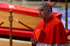 Siapa Kardinal Angelo Becciu yang Mundur dari Konklaf?