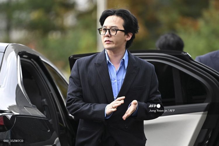 Bintang Kpop G-Dragon tiba di kantor polisi untuk menjalani pemeriksaan berkait kasus narkoba di Kantor Kepolisian Metropolitan Incheon di Incheon, Korea Selatan, pada 6 November 2023.