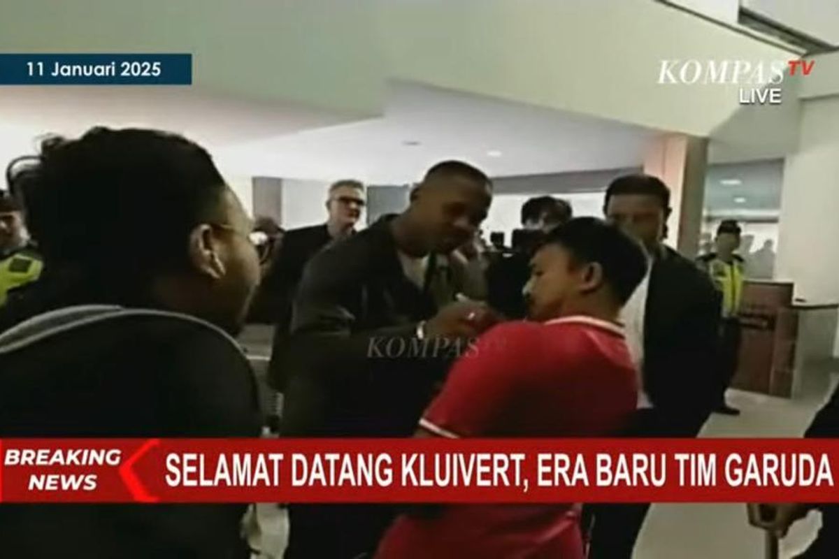 Patrick Kluivert Tanda Tangani Jersei Suporter di Bandara Soekarno-Hatta