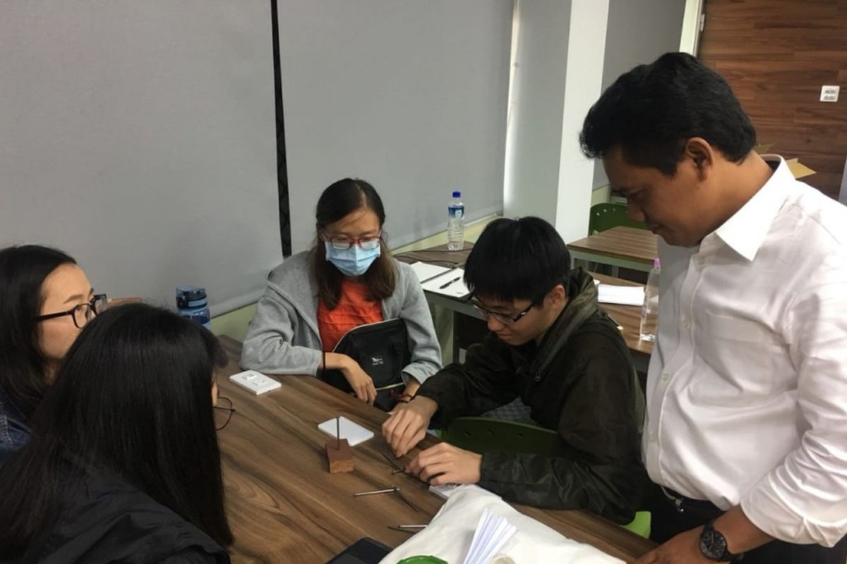 Rektor Universitas Tarumanagara, Prof. Agustinus Purna Irawan memberikan kuliah umum di depan mahasiswa Kun Shan University (KSU), Taiwan. 