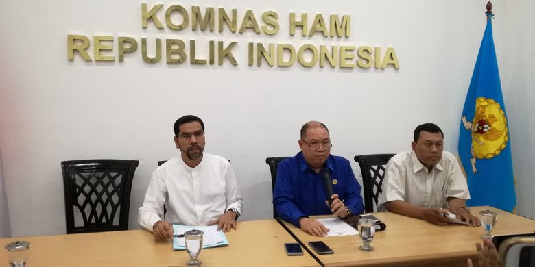 Ketua Tim Pemantau Pemilu 2019 Komisi Nasional Hak Asasi Manusia (Komnas HAM) Hairansyah (kemeja biru) Catatan Kritis Terhadap Komitmen HAM Cawapres di Kantor Komnas HAM, Jakarta, Senin (18/3/2019). 