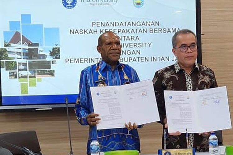 Pj Bupati Intan Jaya, Provinsi Papua Tengah, Apolos Bagau (kiri) menjalin kerja sama dengan IPB University di sela-sela kunjungan laporan ke Kemendagri, Jakarta.