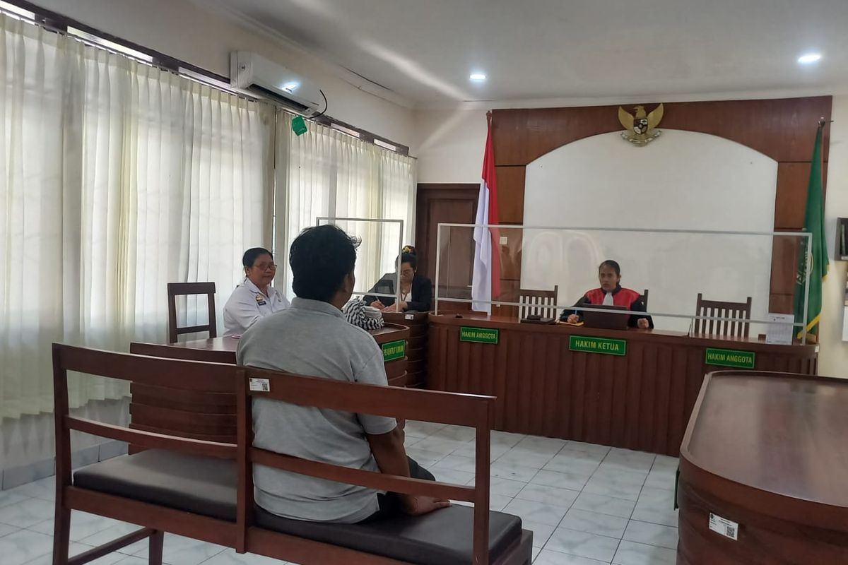 Pedagang makanan olahan daging anjing saat disidang tindak pidana ringan di Pengadilan Negeri (PN) Singaraja.