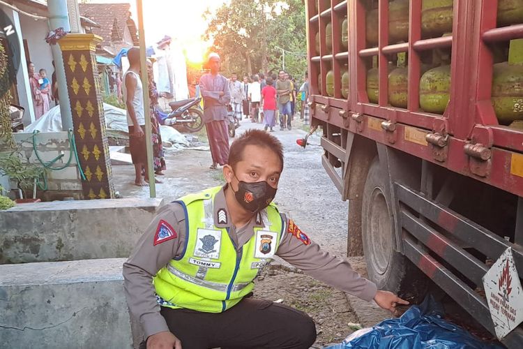 Seorang bocah tewas usai tertabrak dan terlindas truk bermuatan elpiji, yang sedang berjalan mundur di Jalan PUK di Desa Tekeranklanting, Kecamatan Tikung, Lamongan, Jawa Timur, Selasa (11/4/2023).