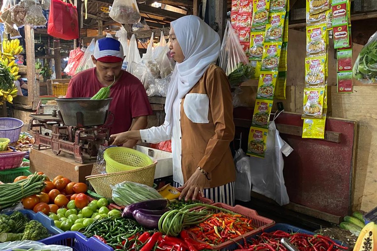 Pedagang sayur di Pasar Jelambar Polri, Grogol Petamburan, Jakarta Barat, Selasa (24/10/2023). 