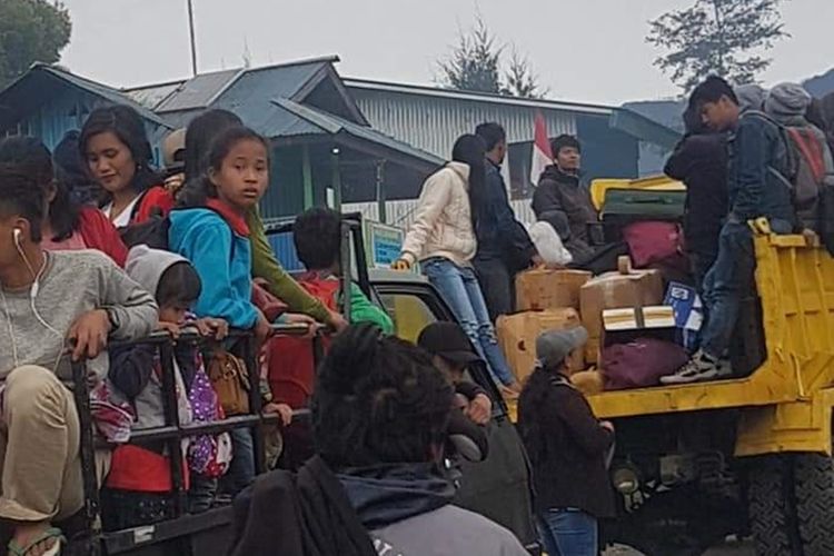 Warga Distrik Ilaga, Kabupaten Puncak, Papua yang akan emngungsi di Polsek dan Koramil Ilaga, karena situasi kemanan sedang tidak kondusif, Senin (30/9/2019)