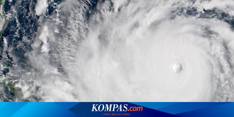 Video yang memperlihatkan kemunculan siklon tropis di selatan Pulau Jawa viral di media sosial. Unggahan tersebut memicu kekhawatiran warganet terkait potensi cuaca ekstrem di Indonesia. | #SiklonTropis