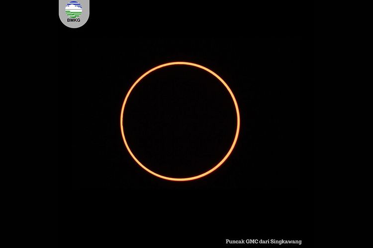 Penampakan puncak gerhana matahari cincin yang diabadikan oleh Tim BMKG dari Singkawang, Kalimantan Barat, Kamis (26/12/2019). Menurut daftar yang dirilis BMKG, fenomena astronomi gerhana matahari cincin akan melewati 25 kota/kabupaten di Indonesia pada Kamis hari ini.