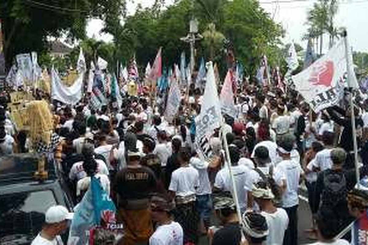 Ratusan orang berunjuk rasa di kantor Gubernur Bali, Jalan Basuki Rahmat, Denpasar, Jumat (29/1/2016), untuk menentang penerbitan Amdal reklamasi Teluk Benoa.
