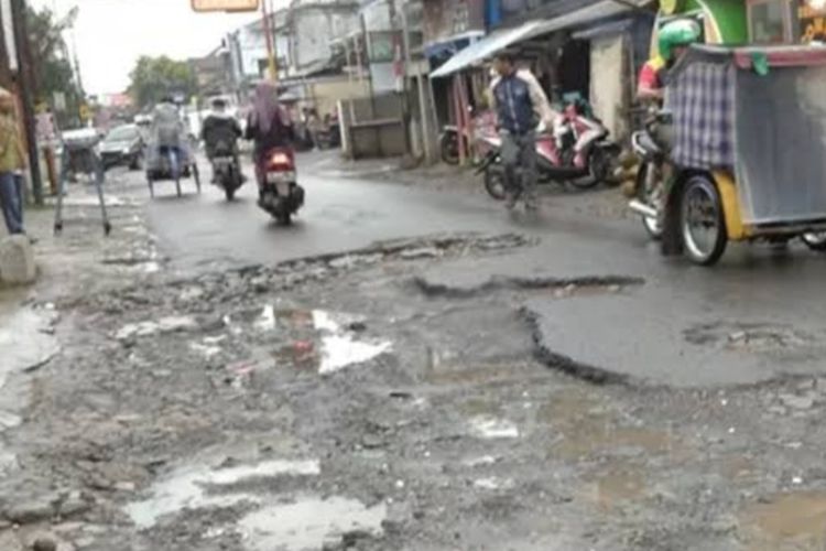Jalan rusak arah Singaparna-Leuwisari Kabupaten Tasikmalaya, Jawa Barat, dikeluhkan warga selama ini, Sabtu (6/5/2023).