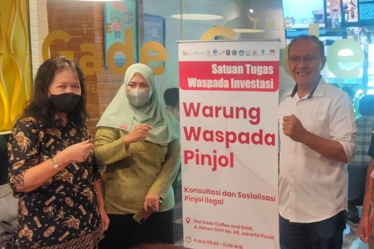 Pengawas Koperasi Ahli Madya dari Deputi Bidang Perkoperasian Kemenkop UKM, Masyrifah (kiri) dan Ketua SWI OJK Tongam L. Tobing (kanan) saat membuka Warung Waspada Pinjol di The Gade Coffee and Gold Kebon Sirih, Jakarta, Jumat (16/9/2022).