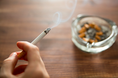 Bahaya Merokok di Dalam Ruangan, Nikotin Bertahan Berbulan-bulan