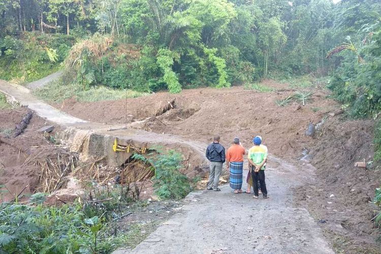 Tim Gabungan mulai mencari kembali korban yang tertimbun longsor di Desa Santanamekar Kecamatan Cisayong Kabupaten Tasikmalaya setelah dihentikan sebelumnya akibat terkendala cuaca buruk, Senin (2/3/2020).