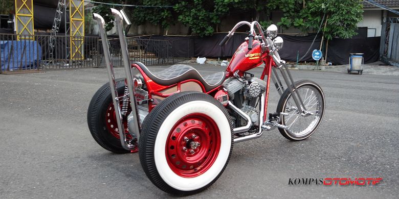 Sepeda motor roda tiga alias trike kustom bernama Ojo Dumeh yang dijadikan hadiah buat pemenang undian tiket Kustomfest 2017.