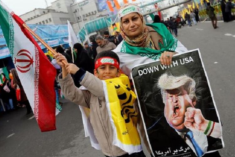 Unjuk rasa di Iran menentang pernyataan Presiden AS, Donald Trump, yang tidak mengakui kesepakatan nuklir Iran dengan enam negara kuat yang tercapai pada 2015. (Foto: ilustrasi)