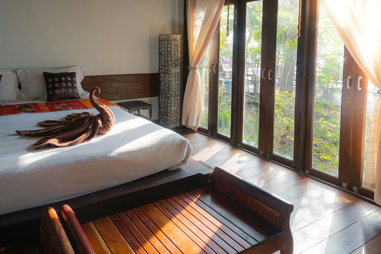 Ilustrasi tirai di kamar tidur.