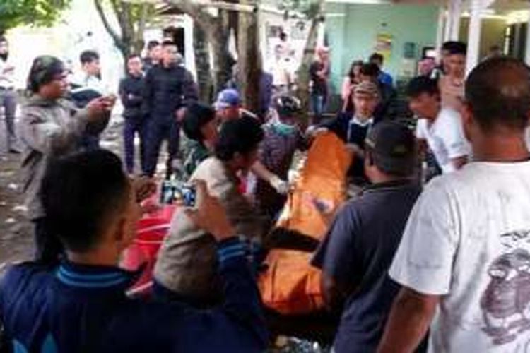 Puluhan warga berkumpul di lokasi identifikasi jenazah Rumah Sakit Guntur, Jalan Bratayudha, Rabu (21/9/2016). Warga berkumpul untuk mengetahui keberadaan keluarganya. Masih banyak warga yang belum mengetahui kondisi keluarganya setelah banjir bandang melanda Kabupaten Garut pada Selasa (20/9/2016) malam. 
